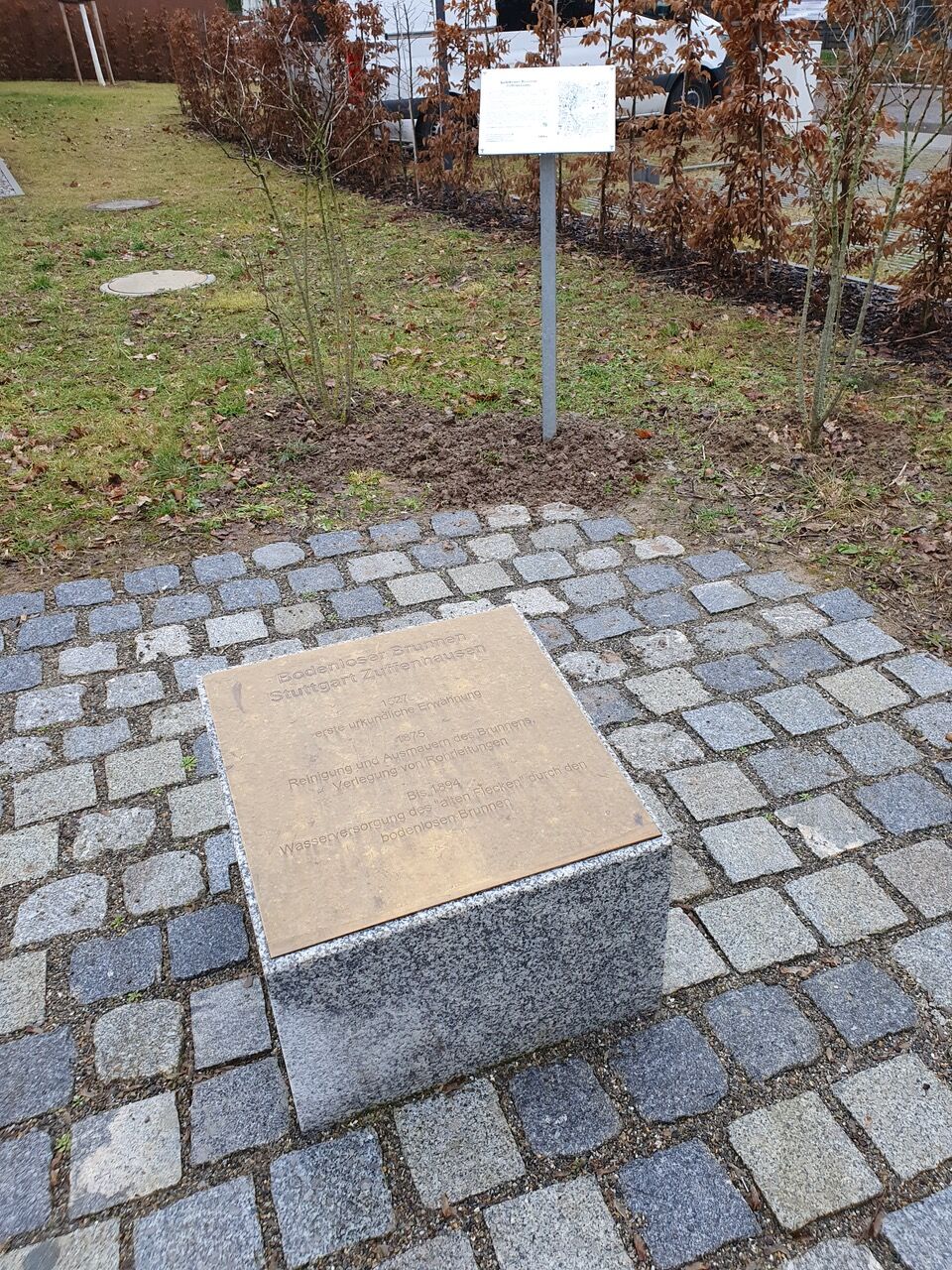 20260216-Pultförmiger-Natursteinplatte-u.-beschrieftete-Messigtafel-u.-Informtionstafel.jpeg